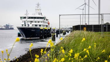 ROTTERDAM - Het Nederlandse cruiseschip m/v Hondius aan een aanlegsteiger in de Rotterdamse haven. Totdat de desinfectie klaar is, blijft een deel van de bemanning aan boord. Daarna gaan ook de laatste opvarenden aan wal. JEFFREY GROENEWEG / ANP