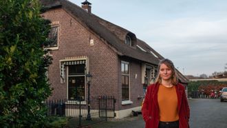 Ellen Ootes bij haar boerderij.