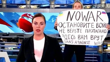 rusland oekraine journalist protestbord rus