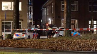 Begeleidster jeugdzorg Emmen doodgestoken, politie houdt twee verdachten van 16 en 19 aan