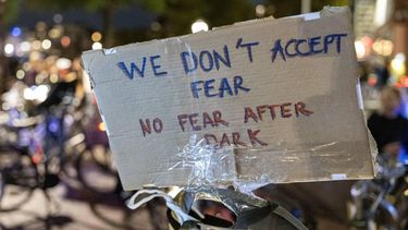 AMSTERDAM - Deelnemers aan de fietsactie 'De nacht is ook van ons' verzamelen voor de Stopera in het Amsterdamse centrum. Door heel het land werden soortgelijke tochten langs donkere plekken die als onveilig worden ervaren georganiseerd. Aanleiding was de dood van de 17-jarige Lisa. ANP MICHEL VAN BERGEN