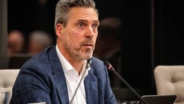 ZEVENBERGEN - Burgemeester Aart-Jan Moerkerke van Moerdijk in de raadszaal van het Gemeentehuis tijdens een informatiebijeenkomst voor inwoners voorafgaand aan een raadsvergadering waar de gemeenteraad Moerdijk bespreekt of hij vindt dat het dorp moet verdwijnen om plaats te maken voor de uitbreiding van het bestaande haven- en industrieterrein. ANP JEFFREY GROENEWEG