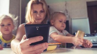 telefoonverslaafd kinderen ontwikkeling schermtijd, smartphone, ouders, kinderen, opvoeding, onderzoek, telefoon