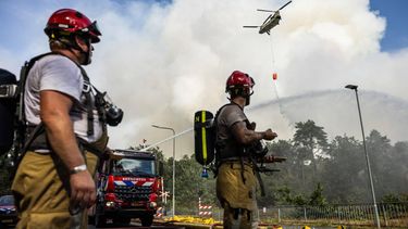 OOSTRUM - Een blushelikopter van Defensie is opgeroepen bij de bestrijding van een zeer grote brand in natuurgebied De Rosmolen. Door droge omstandigheden kon het vuur zich snel uitbreiden. ROB ENGELAAR / ANP