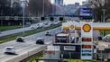 NIEUWERKERK AAN DEN IJSSEL - De gemiddelde adviesprijs van de grote oliemaatschappijen voor benzine in Nederland is dinsdagochtend tot boven de 2,50 euro per liter gestegen. Door de oorlog in het Midden-Oosten zijn de prijzen aan de pomp de laatste weken hard opgelopen. Hier bij de Shell langs de A20 bij Nieuwerkerk. FRANK DE ROO / ANP