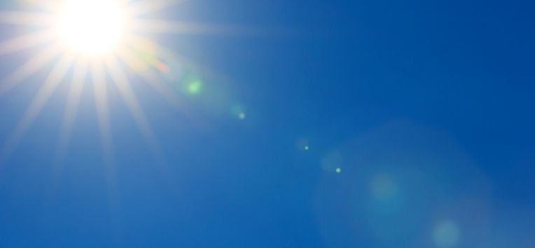 foto van een stralende zon