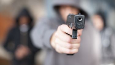 Politie schiet bij arrestatie van gewapende carjacker in Zaandam