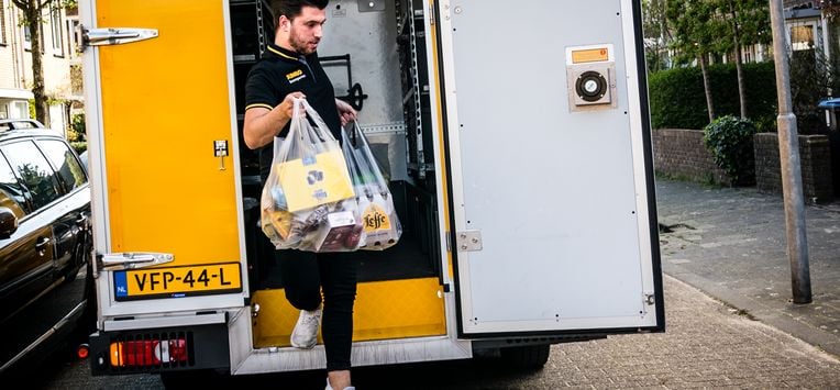 Een bezorger met boodschappen.