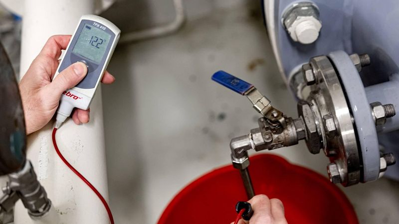 UTRECHT - Een medewerker van drinkwaterbedrijf Vitens neemt bij de reinwaterkelder in Kanaleneiland een watermonster af. In de regio Utrecht geldt sinds enige dagen een advies om het drinkwater te koken, nadat de bacterie enterokokken in het drinkwater was ontdekt. ANP RAMON VAN FLYMEN