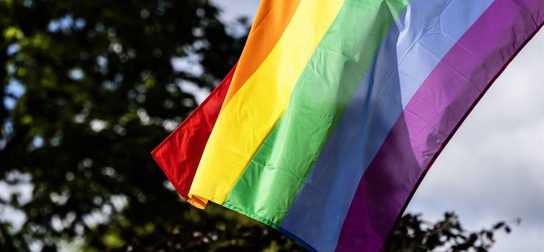 AMSTERDAM - Vlaggen aan woningen in aanloop naar de 26e editie van de Canal Parade. Tijdens de wereldberoemde botenparade, onderdeel van Queer en Pride Amsterdam, vieren lhbtiq+-ers hun vrijheid en vragen ze aandacht voor gelijkheid. ANP EVA PLEVIER
