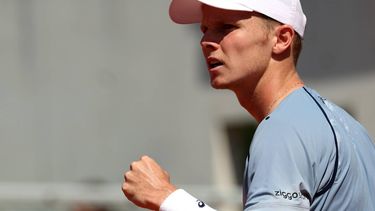 epa12997302 Jesper De Jong of the Netherlands reacts during his Men's 2nd round match against Federico Cina of Italy at the French Open Grand Slam tennis tournament at Roland Garros in Paris, France, 27 May 2026.  EPA/MOHAMMED BADRA