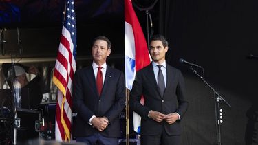 DEN HAAG - Minister-President Rob Jetten en ambassadeur Joseph Popolo tijdens de viering van de Amerikaanse ambassade van het 250-jarig bestaan van de VS. Aankomende zaterdag is het exact 250 jaar geleden dat de verklaring over Amerikaanse onafhankelijkheid van het Groot-Brittannië werd aangenomen. JEROEN JUMELET / ANP