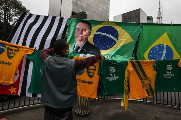Een foto met shirts en vlaggen van de president van Brazilië
