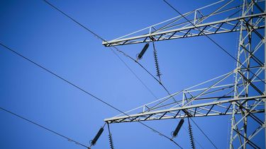 MAARTENSDIJK - Hoogspanningskabels nabij Maartensdijk. Volgens netbeheerder Tennet heeft het elektriciteitsnet in de Flevopolder, Gelderland en Utrecht zijn grens heeft bereikt. Zonder nieuwe maatregelen kunnen er geen nieuwe woningen of bedrijven worden aangesloten op het stroomnet. FREEK VAN DEN BERGH / ANP