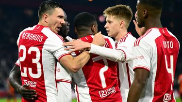 2023-11-02 21:16:56 AMSTERDAM - Steven Berghuis of Ajax, Brian Brobbey of Ajax, Steven Bergwijn of Ajax, Kristian Hlynsson of Ajax, Jorrel Hato of Ajax vieren de 1-0 tijdens de Nederlandse Eredivisie wedstrijd tussen Ajax Amsterdam en FC Volendam in de Johan Cruijff ArenA op 2 november 2023 in Amsterdam, Nederland. ANP OLAF KRAAK