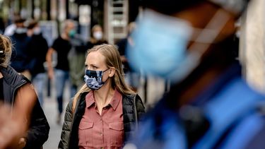 Een foto van mensen die in Rotterdam een mondkapje dragen