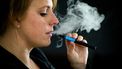 e-sigaret vapen populair jongeren uitgaan roken rookverbod 'Doorbraak' in onderzoek naar sterfgevallen e-sigaret