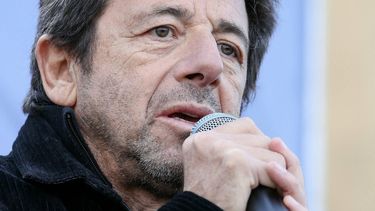 French singer and actor Patrick Bruel speaks during a rally organised by the CRIF in support of Israeli hostages and in the memory of the victims of the October 7, 2023, in front of the Trocadero in Paris, on October 17, 2025. 
Alain JOCARD / AFP