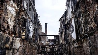 ARNHEM - De grote schade in het centrum van Arnhem. Het OM heeft nog geen aanwijzingen dat de brand in Arnhem 