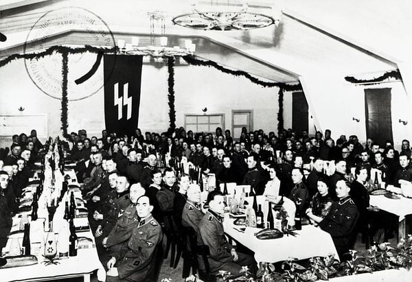 Een foto van een kerstviering in kamp Neuengamme van de SS-bewakers op 25 december 1943.