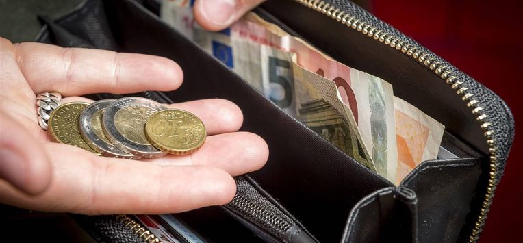 een portemonnee met geld