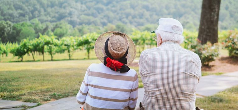 AOW gaat per 1 juli omhoog, maar vakantiegeld daalt: wat betekent dit?