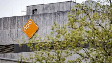 HILVERSUM - Logo van de NPO (Stichting Nederlandse Publieke Omroep) op het Media Park in Hilversum. Op het Media Park zijn meerdere Nederlandse omroepen gevestigd. ANP ROBIN VAN LONKHIUIJSEN