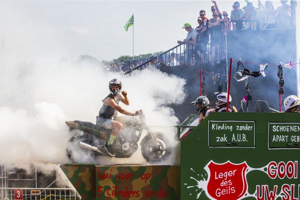 Een foto van een rokende motor op het festival Zwarte Cross