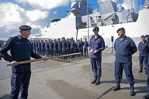 Foto van bemanning marineschip De Ruyter