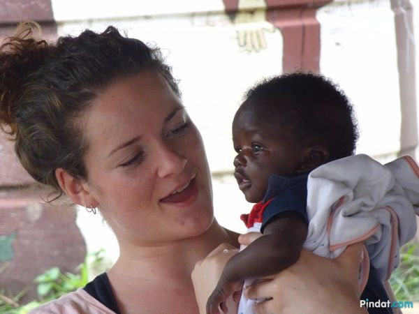 ‘Stop met vrijwilligerswerk in een weeshuis’