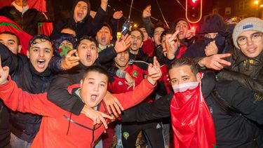 Fans van het Marokkaanse voetbalelftal vieren feest op het Amsterdamse Mercatorplein. Foto: ANP | Mischa Schoemaker
