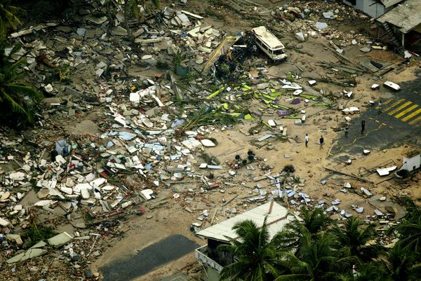 Een foto van de puinhoop in Sri Lanka na de tsunami in 2004
