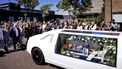 NAALDWIJK - Een rouwauto rijdt langs een erehaag die gevormd is voor de overleden 19-jarige Jade Kops. De socialmediapersoonlijkheid overleed op 19-jarige leeftijd aan de gevolgen van kanker. ROBIN VAN LONKHUIJSEN / ANP