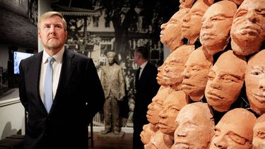 AMSTERDAM - Koning Willem-Alexander wordt rondgeleid door de openingstentoonstelling Meet Su, Meet Us tijdens de opening van het Suriname Museum. De opening vond plaats precies vijftig jaar na het uitroepen van de onafhankelijkheid van Suriname. ANP RAMON VAN FLYMEN