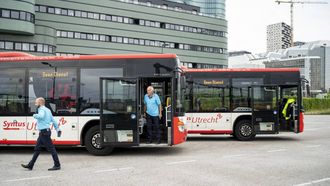 UTRECHT - Buschauffeur bij hun Syntus bussen op de bus parkeerplaats op Utrecht Centraal Station voordat zij hun bus terug naar de garage rijden. In delen van de provincie Utrecht rijden geen bussen vanwege de wereldwijde computerstoring. ANP JASPER JUINEN