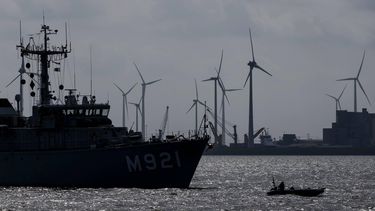 EEMSHAVEN - Oefening met schepen tijdens de internationale mijnenbestrijding- en havenbeschermingsoefening Sandy Coast 25. De jaarlijkse oefening vindt dit keer plaats in de Eemshaven en Delfzijl en focust op de bescherming van vitale infrastructuur. ANP ROBIN VAN LONKHUIJSEN