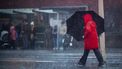 DEN HAAG - Reizigers trotseren de regen tijdens storm Louis. In het hele land gold code oranje vanwege de storm. ANP JOSH WALET