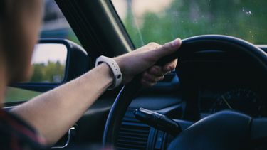 We willen onze telefoon niet gebruiken in het verkeer, maar doen het toch: ‘Wij hebben geen tijd meer met Joël gekregen’