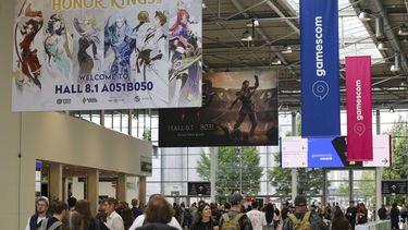 epa13192784 Visitors walk on the grounds of the Gamescom gaming convention in Cologne, Germany, 26 August 2026. The 2026 Gamescom is again the world's largest games fair, gathering the most important international players, and will run until 30 August.  EPA/CHRISTOPHER NEUNDORF