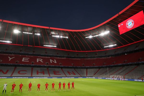 Een foto van een leeg stadion bij de voetbalwedstrijd Bayern - Chelsea