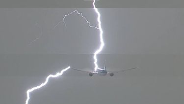 Door bliksem getroffen KLM vliegtuig gaat viral