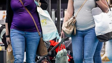 AMSTERDAM - Bezoekers op de eerste dag van de Negenmaandenbeurs in de RAI. Het is voor het eerst sinds de uitbraak van de coronapandemie dat de beurs over zwangerschap en baby's weer plaatsvindt. ANP REMKO DE WAAL