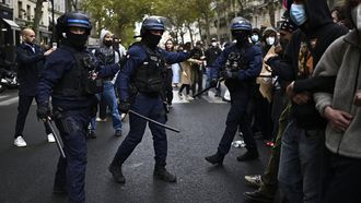 French police officers operate with batons as protesters form a chain with their arms during a demonstration in solidarity with high-school students near Sciences Politiques (Paris Institute of Political Studies) university as part of a nationwide protest movement over learning conditions in Paris, on October 7, 2026. Since late September, pupils have barred the entrances to hundreds of schools, complaining of teacher absences, overloaded timetables, dilapidated classrooms and buildings ill-adapted to rising temperatures, among other grievances.
JULIEN DE ROSA / AFP