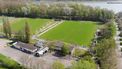 Overzichtsbeeld vanuit droneperspectief van een voetbalveld