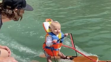 Op deze foto is baby Rich te zien, van zes maanden oud, terwijl hij in zijn eentje waterskiet. Zijn vader zit op de boot naast hem.