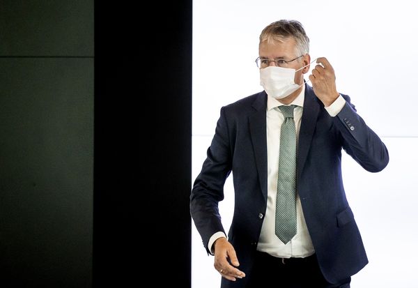 Een foto van minister Slob die gaat over ventilatie