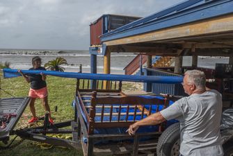 Een foto van Amerikanen die maatregelen nemen tegen orkaan Laura