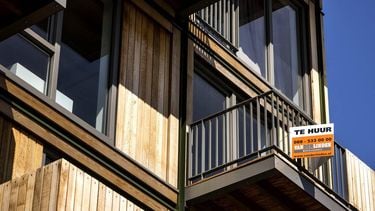 AMSTERDAM - Een Te Huur bord bij een woning in Amsterdam Noord. ANP RAMON VAN FLYMEN