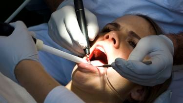 Mond vol tanden: Knappe tandarts verovert Facebook