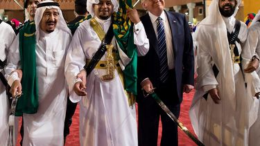 Trump sluit wapendeal en danst in Saudi-Arabië